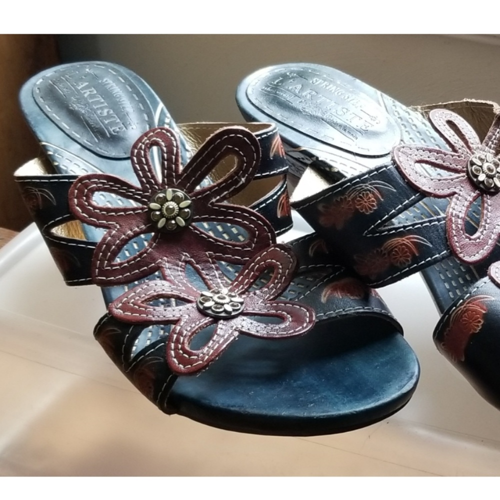 L'Artiste Flower top leather 2 inch heels